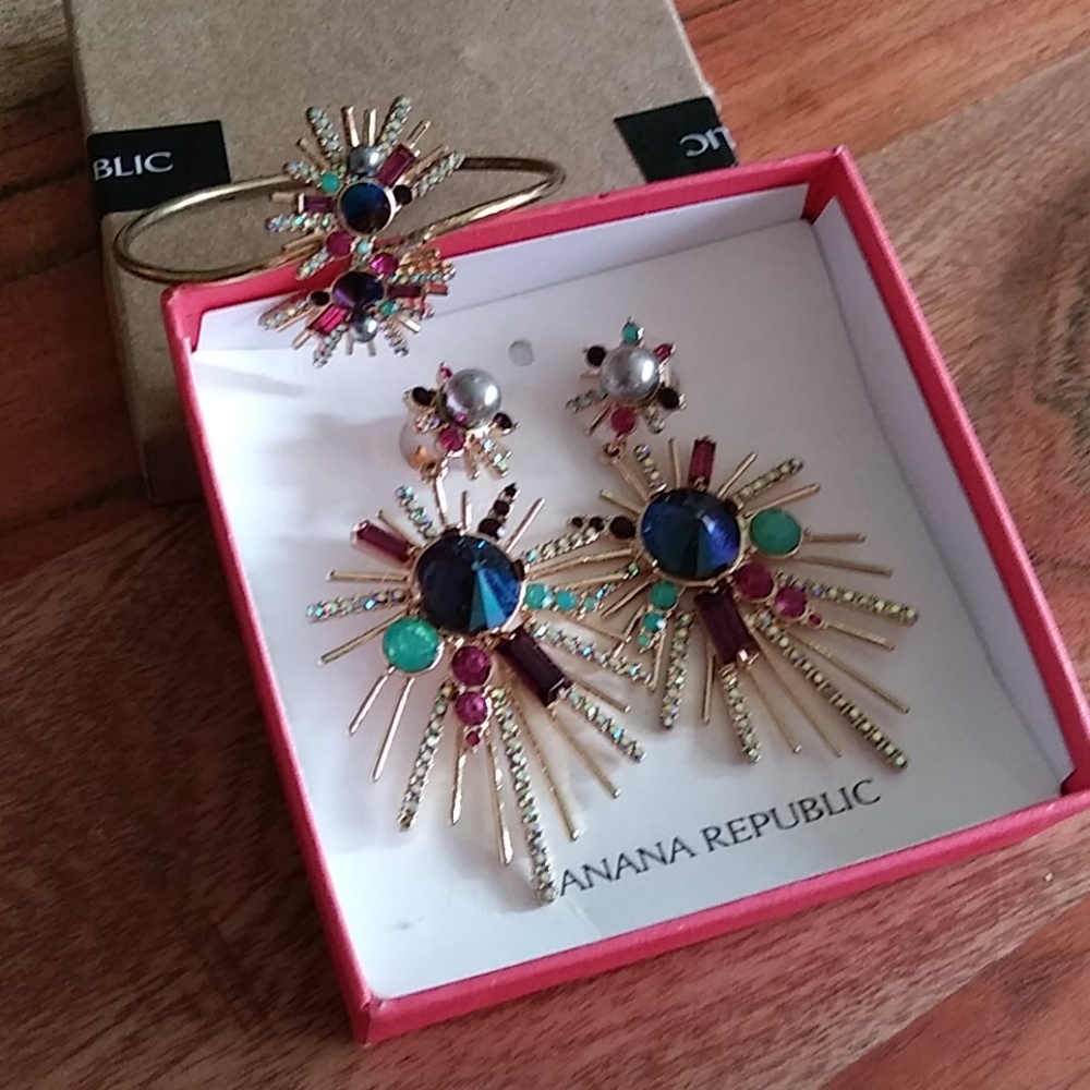GORGEOUS JEWELRY SET - Earrings and Bracelet, Pictures don't do them justice!